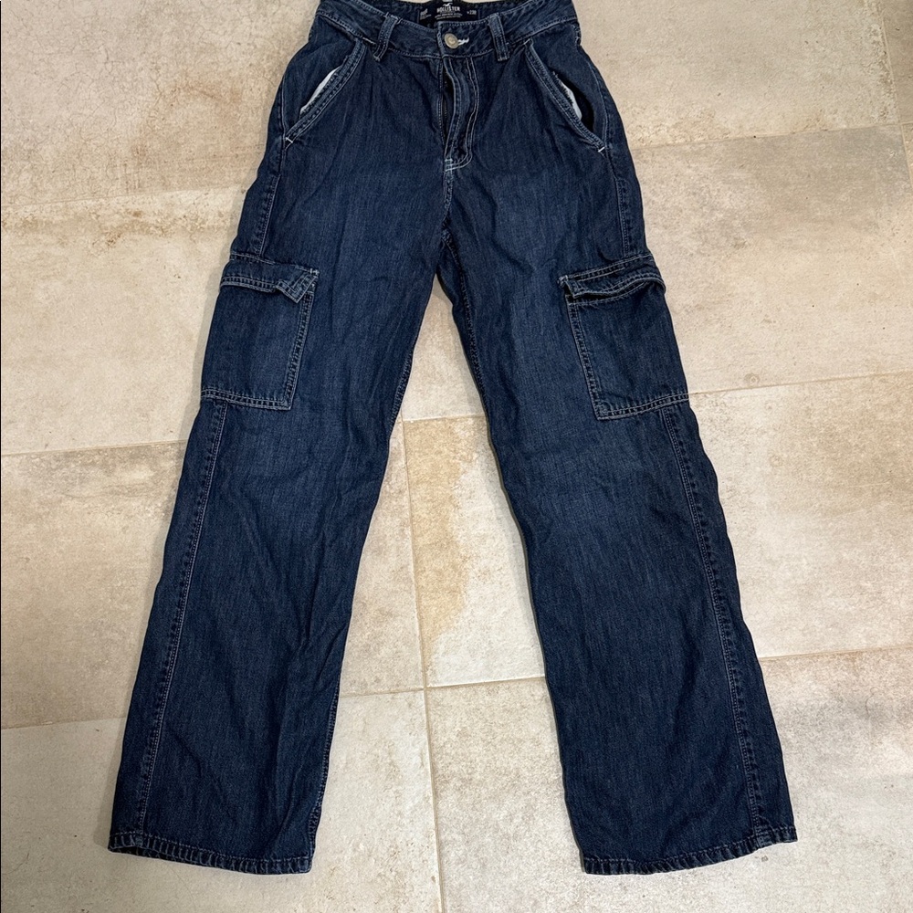 Hollister high waist cargo dark jeans. 100% cotton